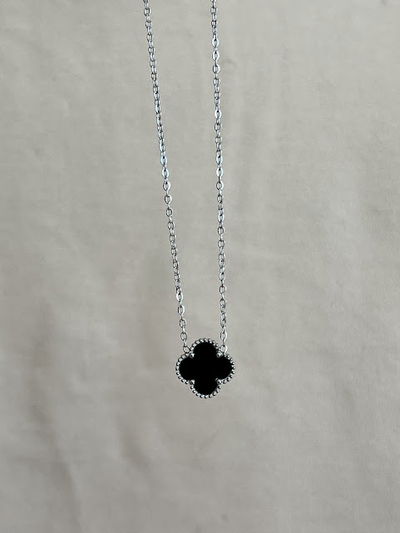 COLLAR TREBOL NEGRO PLATEADO 