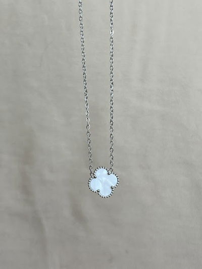 COLLAR TREBOL BLANCO PLATEADO 