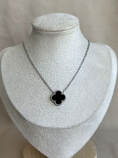 COLLAR TREBOL NEGRO PLATEADO 