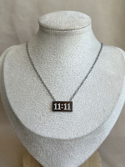 COLLAR 11:11 PLATEADO