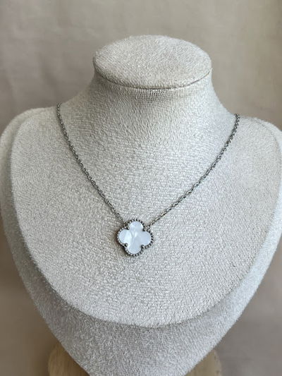 COLLAR TREBOL BLANCO PLATEADO 