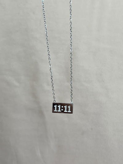 COLLAR 11:11 PLATEADO