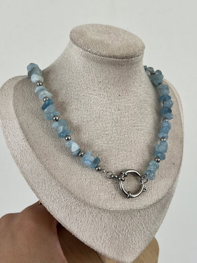 COLLAR CUARZO CELESTE NATURAL CIERRE MARINERO 