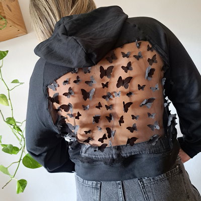 BUZO RUSTICO CON CAPUCHA Y ENCAJE MARIPOSA 