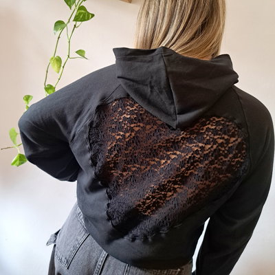 BUZO RUSTICO CON CAPUCHA Y CORAZÓN BOTÁNICO 
