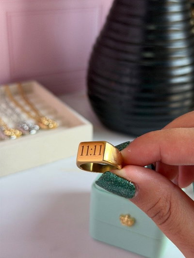 Anillo sello cuadrado dorado