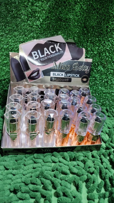 Labial en barra negro magico