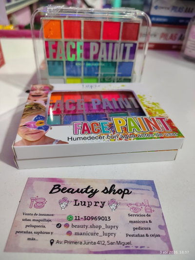 Maquillaje artístico en paleta cuadrados