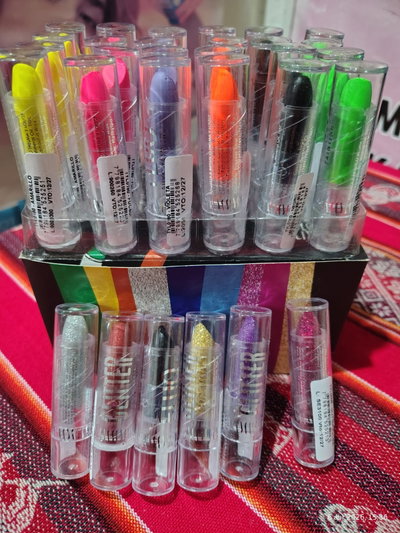 Labiales en barra , flúor y con gliter para maquillaje artístico 
