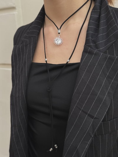 Collares de gamuza negros