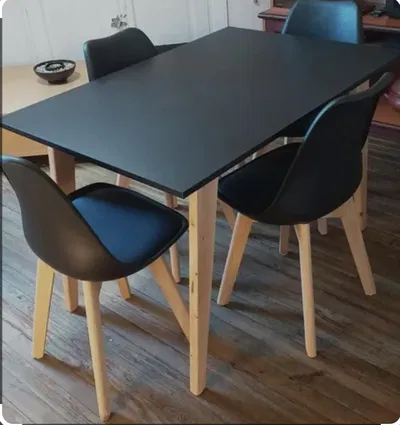 MESA 1.20 CON 4 SILLAS TULIP NEGRAS