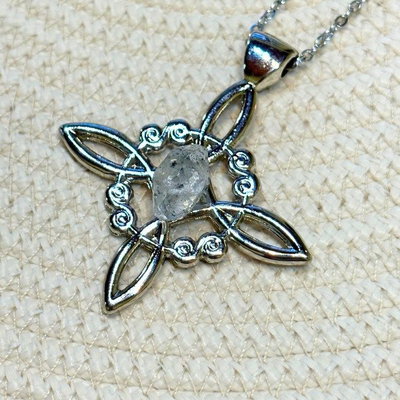 Collar nudo de bruja con herkimer