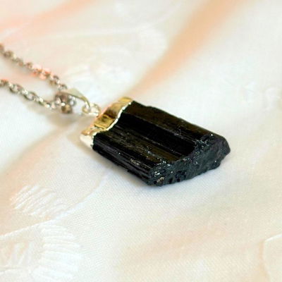 Collar de turmalina en bruto
