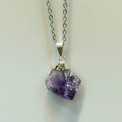 Collar de amatista en bruto