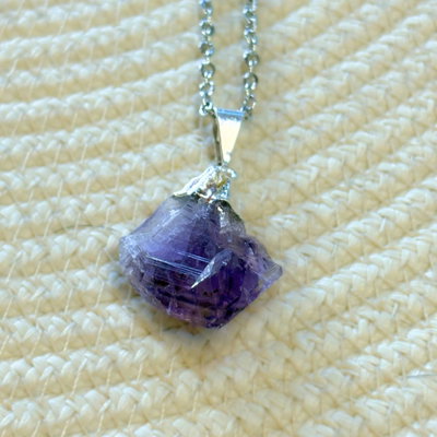 Collar de amatista en bruto