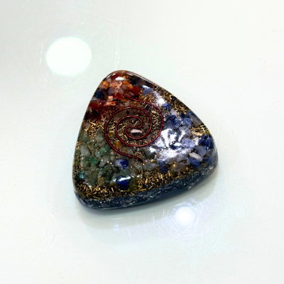 Mini Orgonita Triangular para Escritorio