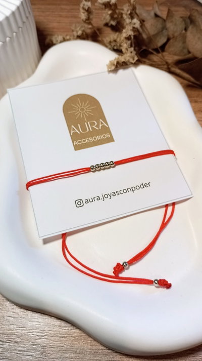 Pulsera roja con bolitas 