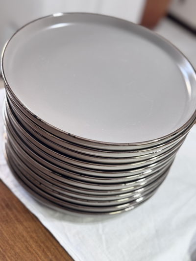 Plato gris con borde dorado estilo vintage 