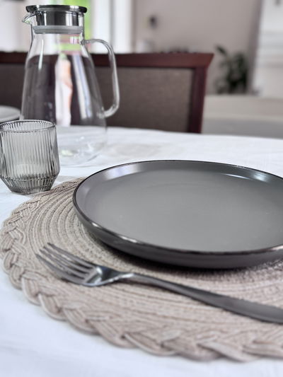 Plato gris con borde dorado estilo vintage 