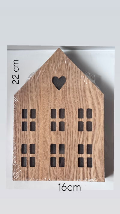 Casita de madera con luz a pilas