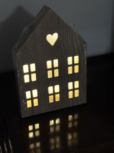 Casita de madera con luz a pilas