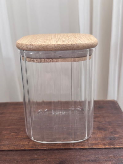 Frasco de vidrio con tapa de bambú 