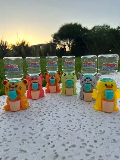 Dispenser de Agua Infantil Animalitos 24 Cm Alto Capacidad 350 ml. Incluye Mini Vasitos