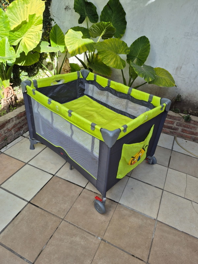 USADO Practicuna para Bebé Tipo Corral LOVE – Plegable con Ruedas y Laterales de Red