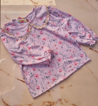 Camiseta Beba Jardin de Encantos con Cuello de Puntilla