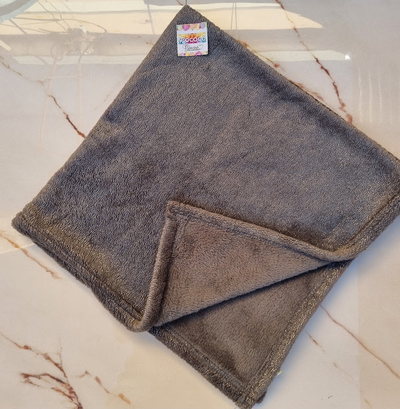 Manta de Polar Soft en Color Gris Topo Con Brillo
