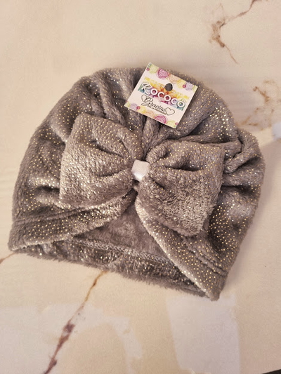 Gorrito Turbante Polar Soft Gris con Brillos Dorados