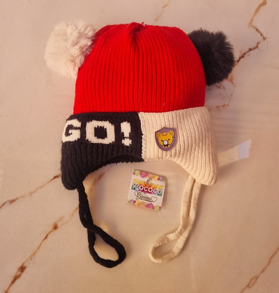 Gorro Tejido Tricolor "¡GO!" con Doble Pompón y Peluche Grueso