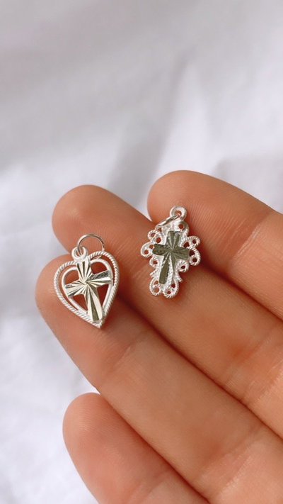 Dijes cruz y corazon facetados