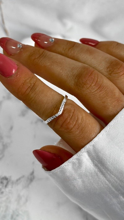 Anillo V puntitos (media falange/talle chico)