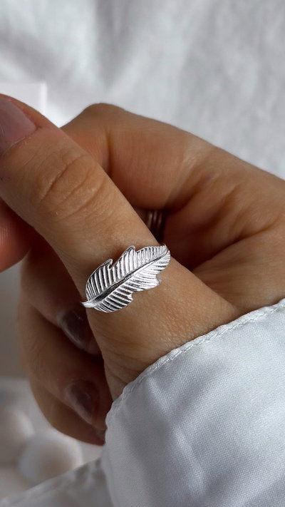 Anillo gran pluma