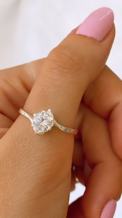 Anillo solitario cruzado cubic