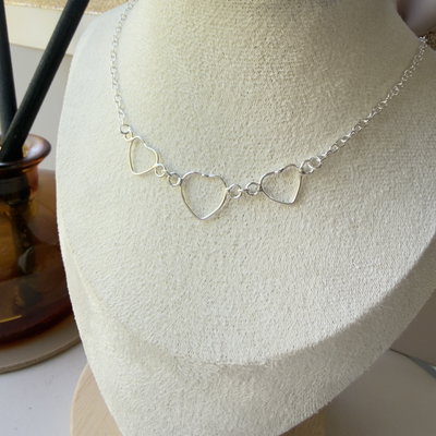 Collar Corazones Calados