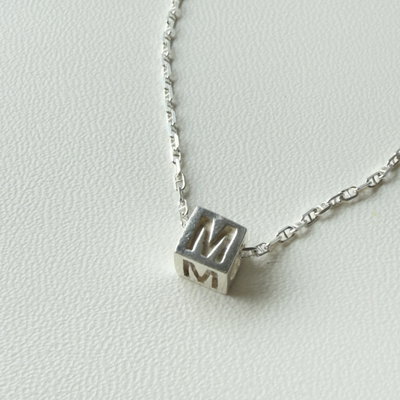 Collar Inicial Cubo