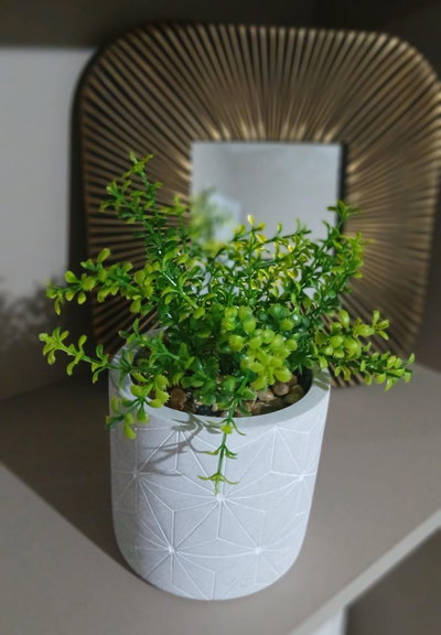 Maceta de cemento con lineas pintadas y planta artificial de 15 x 16 cm