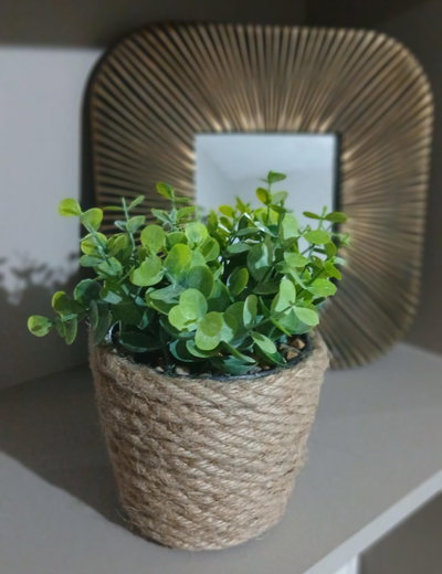 Planta chica artificial con maceta de soga de yute de 11 x 19 cm