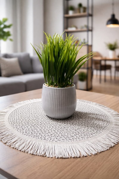 Pasto artificial en maceta de ceramica gris facetada de 20 cm