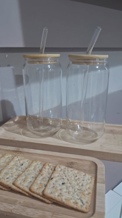 Vaso de vidrio con tapa de bambú y sorbete 
