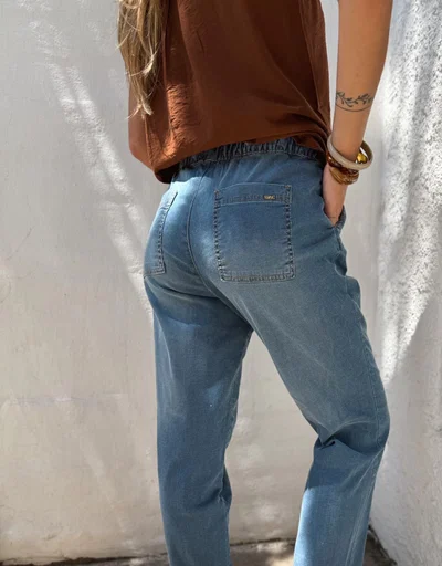 JEANS CON TIRAS EN CINTURA 
