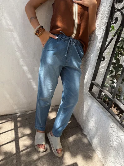 JEANS CON TIRAS EN CINTURA 