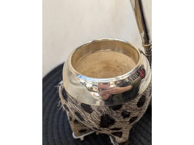 Mate torpedo pelo crudo animal print