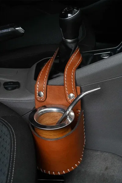 Porta mate de cuero para el auto
