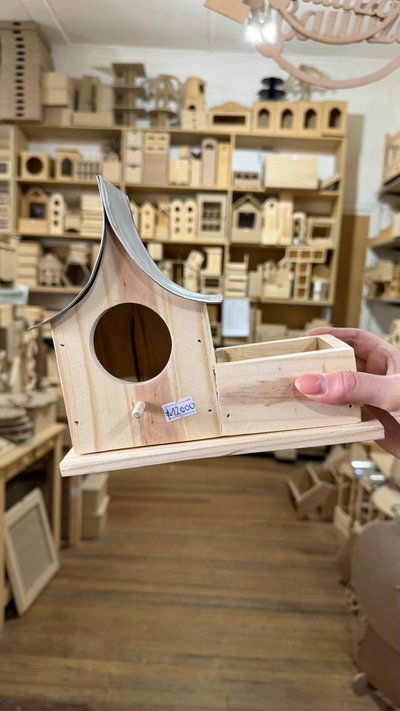 Casita para Pajaritos con Techo de Chapa y Comedero