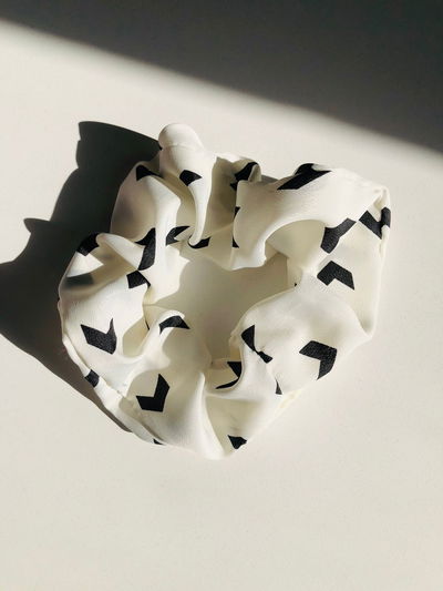 Scrunchie - Blanco con flechitas negras