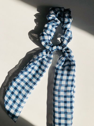 Scrunchie con lazo - Cuadrillé celeste