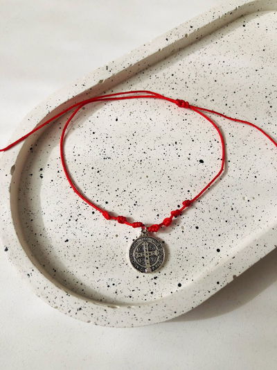 Pulsera roja 7 nudos + San Benito